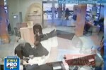 VIDEO NEMAIVAZUT! Jaful in 60 de secunde, la o banca din Cluj