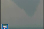Natura dezlantuita! Sofer prins in mijlocul unei tornade! Vezi VIDEO!