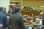 Gesturi obscene si vocabular suburban in Parlament. Vezi domnisoara ca faci fractura si dupa aia nu mai poti sa votezi
