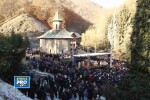 Se poate si asa. Pelerini civilizati la mormantul parintelui Arsenie Boca