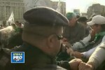 INCIDENTE la protestul din Piata Victoriei. Fermierii au aruncat cu garduri in jandarmi