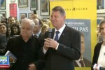 Sute de oameni l-au asteptat pe Klaus Iohannis la Romexpo, la lansarea autobiografiei Pas cu pas. Sunt un om nesenzational