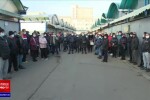 Autoritățile au dezmembrat pereții halelor din piețe, ca să nu le închidă. „Ne e frig”