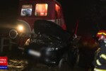 Gestul inconștient al unui șofer care a depășit pe calea ferată în timp ce trecea trenul: Două persoane au ajuns la spital