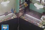 Au incercat sa fure bijuterii, aruncand cu bolovanul in vitrina magazinului