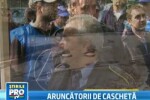 Au dat cu caschetele de pamant! Protest inedit in fata sediului central PDL