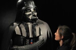 Strangeti bani: costumul lui Darth Vader, scos la licitatie, la Londra