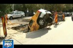 Curat ghinion! A cazut cu taxiul intr-o groapa, la mare adancime