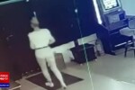 Un tânăr a fost reținut după ce a tâlhărit angajata unei săli de jocuri de noroc. Momentul a fost filmat VIDEO