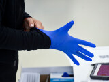 Percheziţii în Dâmboviţa într-un dosar privind eliberarea ilegală a unor adeverinţe de vaccinare pentru 10 sportivi