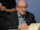 Salman Rushdie este conectat la un ventilator și își va pierde un ochi după ce a fost înjunghiat. Cine este atacatorul