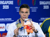 Trofeu special pentru David Popovici din partea echipei Naționale, după cucerirea medaliilor de aur la Campionatul Mondial