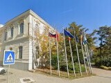 Steagul Rusiei, arborat alături de cel al Ucrainei, în fața Muzeului de Artă Tulcea. MAE condamnă gestul: „Inacceptabil”