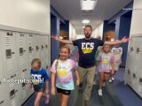 Un director de școală din Indiana face spectacol cu parodii muzicale pentru elevi și profesori