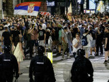 V Srbiji prišlo do nasilnih spopadov med podporniki in nasprotniki vlade