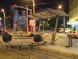 „A sărit în aer vreo 5 metri”. Un șofer care circula cu viteză în București a acroșat un refugiu de tramvai