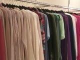 Românii aruncă tone de haine, dar reciclăm de șase ori mai puțin decât vest-europenii. Unde ajung hainele vechi