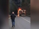 Un camion încărcat cu lemne a luat foc pe un drum din județul Neamț. Șoferul a dat alarma la 112