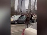 Scene violente în Iași. O ceartă în trafic între doi șoferi a degenerat într-o bătaie surprinsă de o cameră de bord
