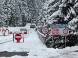 Doi șoferi au ignorat semnele si au pătruns pe un drum &icirc;nchis de pe Transfăgărășan. Poliția s-a autosesizat. VIDEO