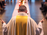 Scandal în Italia. Credincioșii au părăsit biserica, după ce preotul a criticat vaccinul anti-COVID în timpul predicii