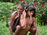Fotografie virală. Povestea remarcabilă a unui indigen care își duce tatăl în spate pentru a fi vaccinat anti-Covid
