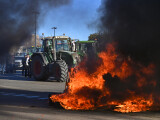 Zeci de agricultori au fost arestați la Paris, după ce au blocat Arcul de Triumf. Poliția a dispersat protestul rapid