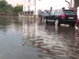 Canalizarea din Târgu Jiu nu a făcut față furtunilor: “Se bălăngăneau toate mașinile la poartă”