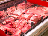 România înregistrează un deficit uriaș la carnea preferată a cetățenilor. Reacția lui Marcel Ciolacu