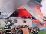 O casă şi un autoturism au ars în urma unui incendiu, într-o localitate din județul Suceava. De la ce ar fi pornit focul