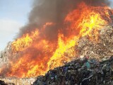 Incendiu masiv la un depozit de deșeuri de mase plastice situat pe platforma Oltchim din Vâlcea. VIDEO