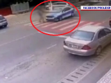 Un bărbat a fost izbit de mașina poliției pe o trecere de pietoni din Galați. Momentul a fost filmat