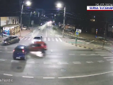 Momentul în care un șofer nu acordă prioritate și este izbit în plin, pe o stradă din Suceava. O a treia mașina a fost lovită