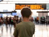 Un băiat de 13 ani a fost lăsat intenționat pe aeroportul din Barcelona. A stat 12 ore singur