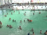 Băile sărate din Ocna Mureș atrag constant turiști. „Bazinele sunt mari, apa e caldă și e curat, foarte curat”