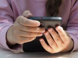 Finlanda interzice telefoanele mobile în şcoli. Pot fi folosite în clasă doar în scopuri educaţionale