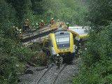 Un tren a deraiat în Germania. Trei morți și zeci de răniți, după o posibilă alunecare de teren