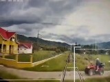 Reacția unui bărbat pe ATV când și-a dat seama că va fi spulberat de tren, în Bistrița-Năsăud. VIDEO