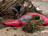 200 de case distruse, trei morți în inundațiile din Suceava. Mașinile zac trântite peste tot, drumurile sunt acoperite