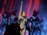 Jennifer Lopez, accident vestimentar pe scenă, în mijlocul unui concert susținut la Varșovia. VIDEO