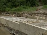 Digul rupt de furia apelor în Broșteni fusese recepționat acum trei luni. Ce spune un oficial despre „proiectanți serioși”