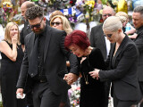 Sharon și Kelly Osbourne, copleșite de durere la cortegiul lui Ozzy Osbourne. Mii de fani i-au adus un ultim omagiu | FOTO