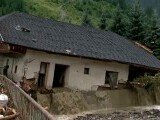 Sute de oameni evacuați din orașul sucevean Broșteni nu se pot întoarce în casele lor. „Munca de-o viață a fost terminată”