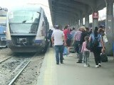 Un tren care circula de la Oradea la Constanța și-a pierdut două vagoane pe drum. Călătorii au așteptat patru ore pe câmp