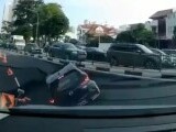 O groapă uriașă a înghițit o mașină pe o stradă din Singapore, acolo unde David Popovici concurează la Campionatul Mondial