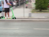 Jandarmii au prins o femeie care tăia frânele unei trotinete electrice. Incidentul a avut loc în Centrul Vechi al Capitalei