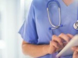 Rom&acirc;nii cu venituri mici și bolnavii cronici nu vor plăti contribuția la sănătate. Medicii care chiulesc vor fi taxați