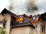 Casa și mașina unei femei au fost incendiate de cămătari, din cauza unei datorii lăsate de fostul chiriaș