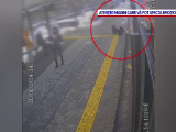 Agresorul care a împins o fată dintr-un autobuz din Pitești s-a dus singur la poliție. O atinsese în zonele intime
