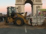 În Paris, fermierii continuă protestele. Agricultorii s-au instalat în fața Arcului de Triumf cu baloți de paie și tractoare